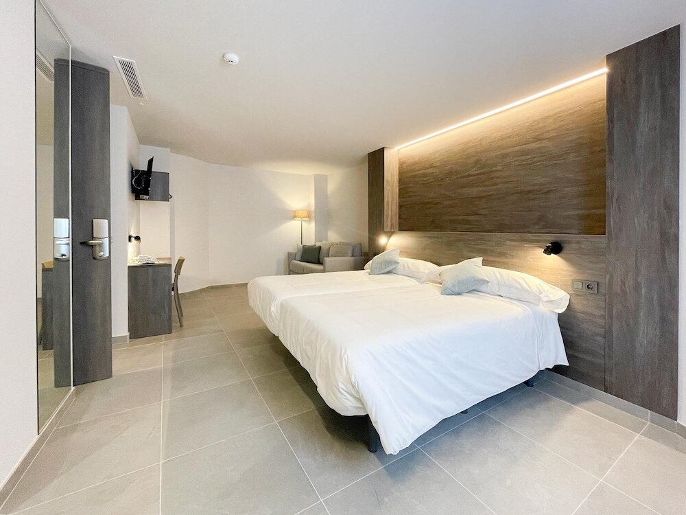 Фото Hotel Quatre Llunes