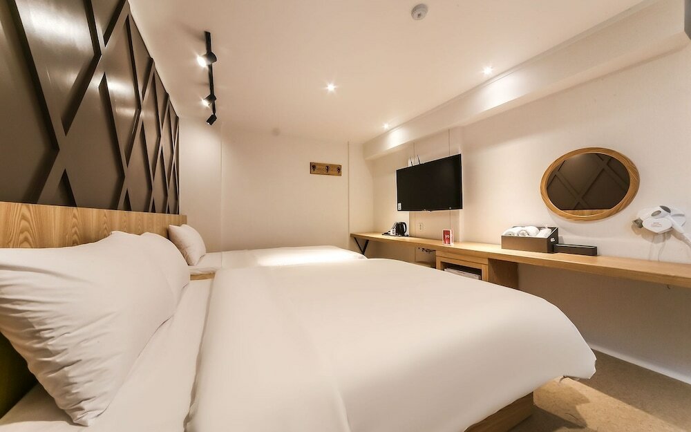 Фото Geojedo Jangseungpo Hotel Carara