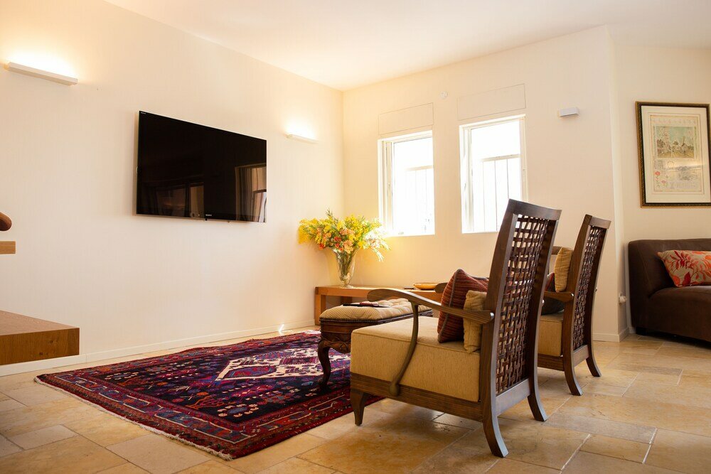 Фото Modern & Stylish 3br Apt With Balcony