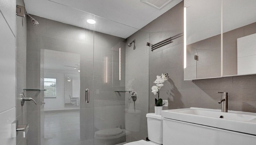 Фото 3-storey Home with Beautiful Lake View