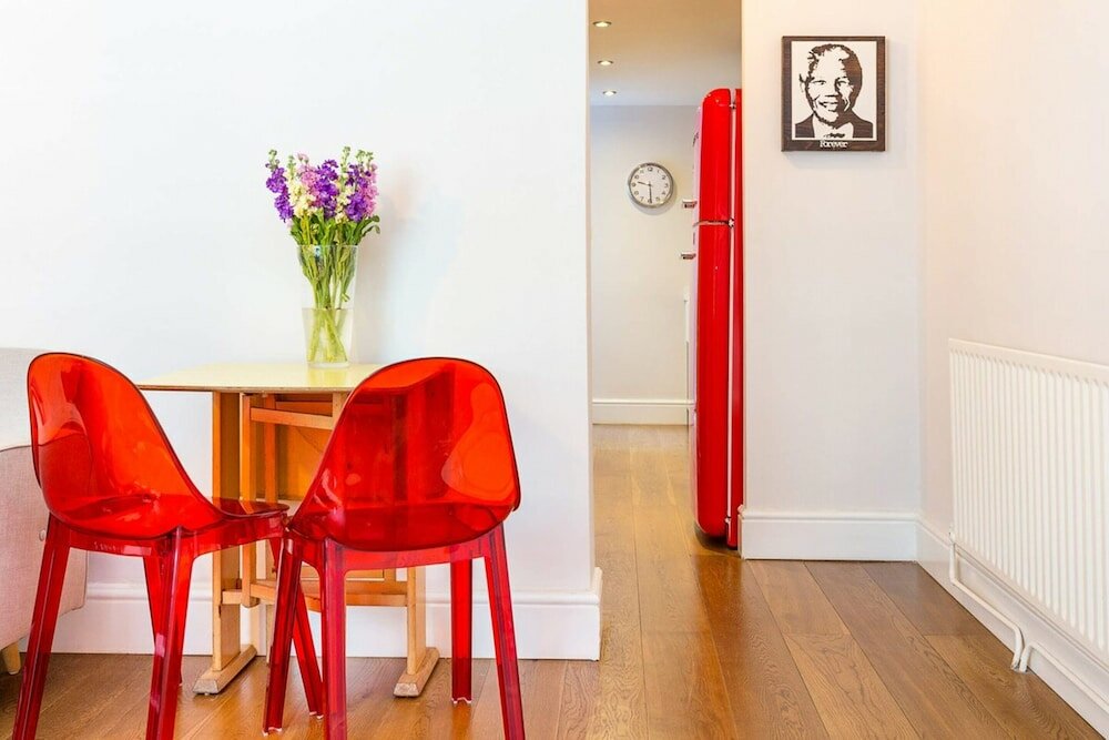 Фото Beautifully Styled, Modern Apartment With Garden