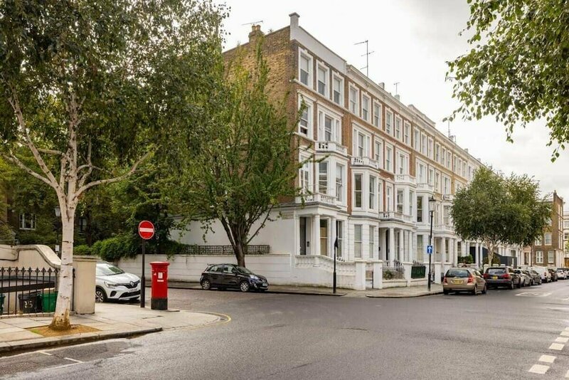 Гостиница The Kensington And Chelsea Classic - Glamorous 2bdr Flat в Лондоне