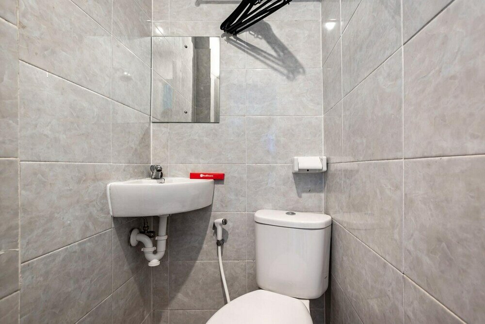 Фото RedDoorz near Tanjung Duren 2