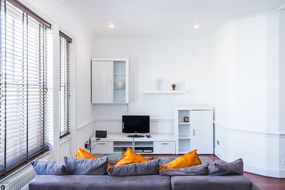 Фото Bright stylish Nott Hill apart sleeps 6
