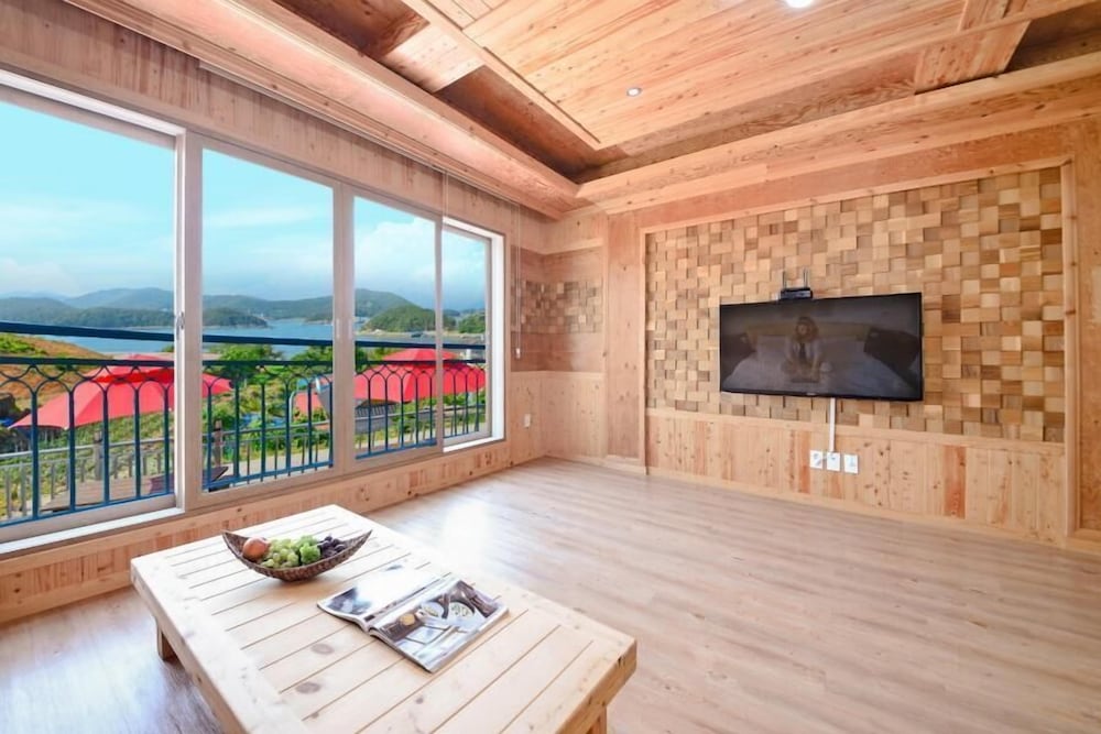 Фото Yeosu Sea and Starnight Pension