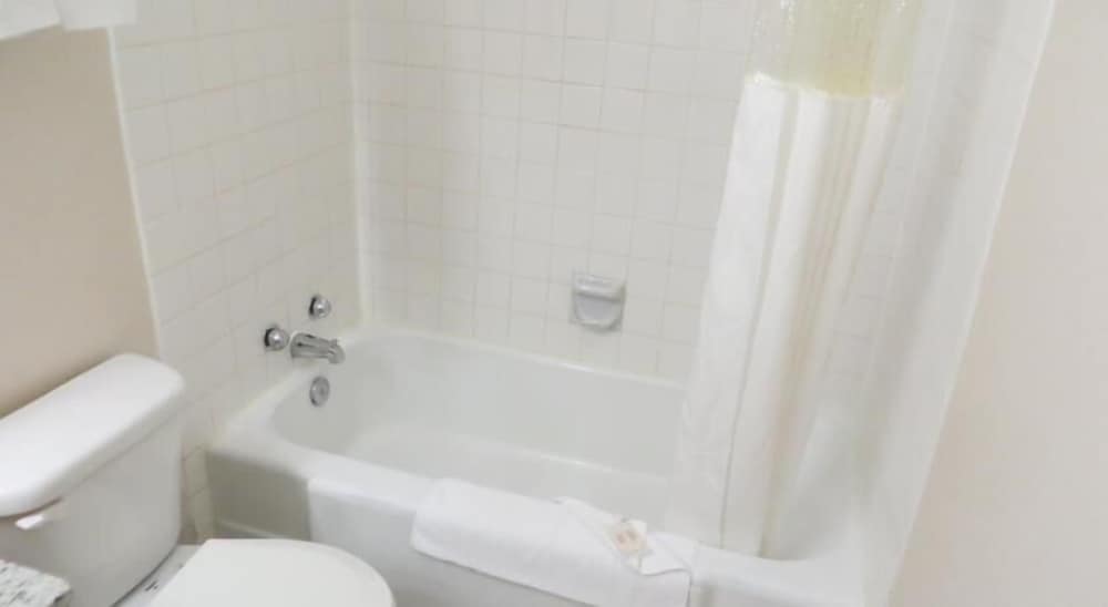 Фото Ramada by Wyndham Edmonton South