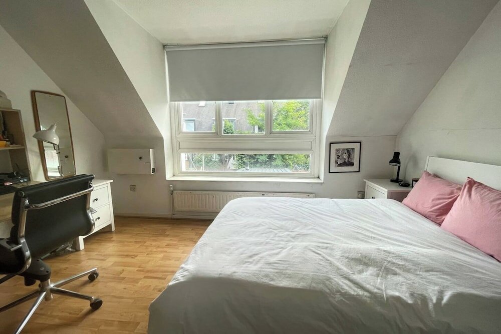 Фото Chic 2bd Home w Private Garden - New Cross!