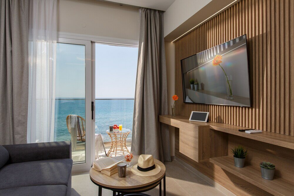 Фото Hersonissos Beach Front Suites