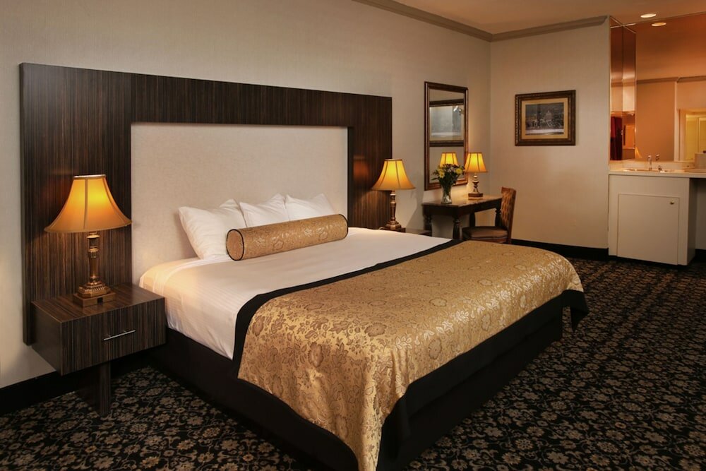 Фото The Claridge Hotel