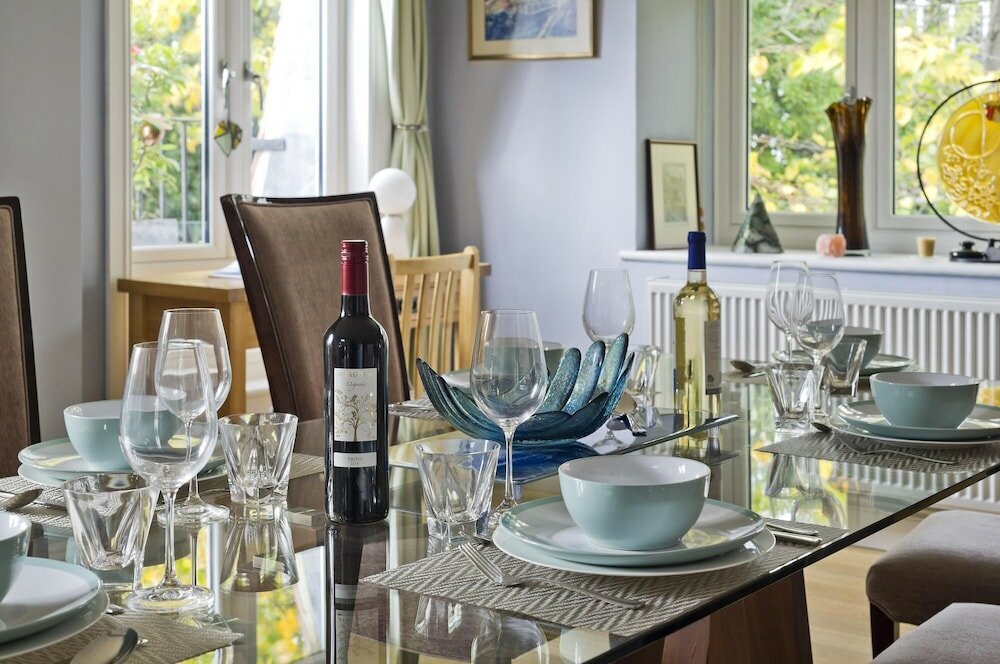 Фото Delightful Apartment in Prime Location Near Hampstead Heath by Underthedoormat