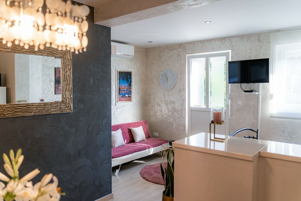 Фото Studio Apartment with garden