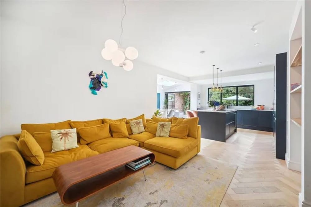 Фото Stylish and Spacious 3 Bedroom Garden Flat in Fulham