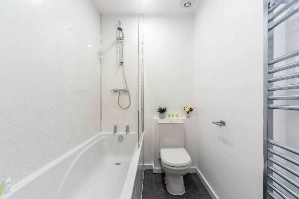 Фото Refurbished St. johns Hill Apartment