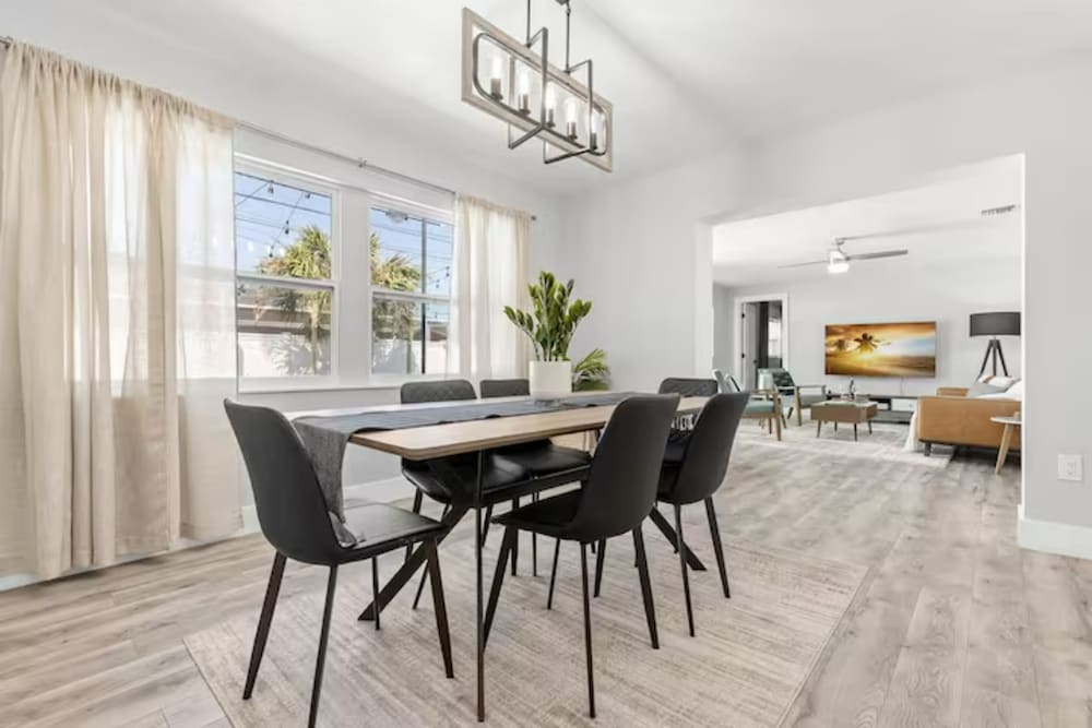 Фото New Mid Century Modern Largo Retreat