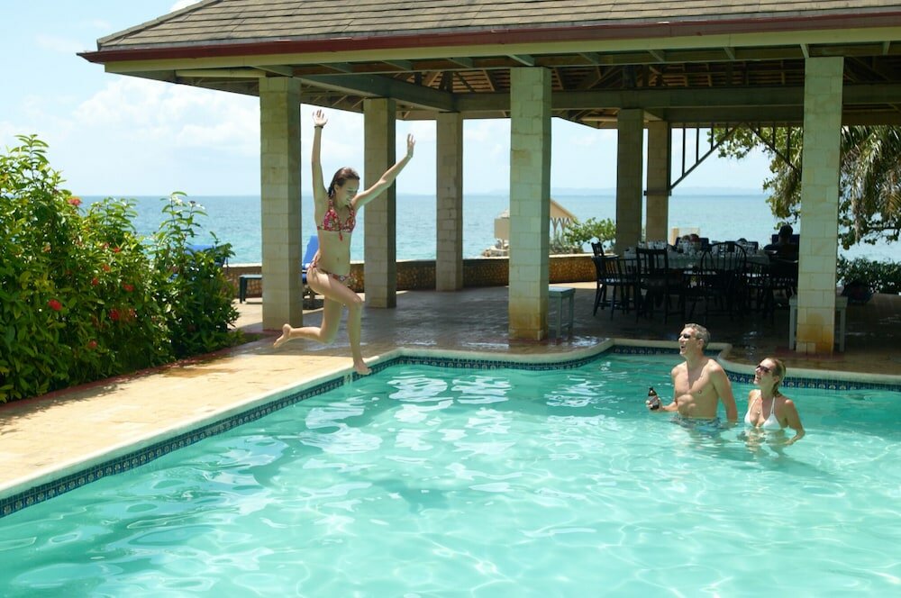 Фото Bluefields Bay Villas