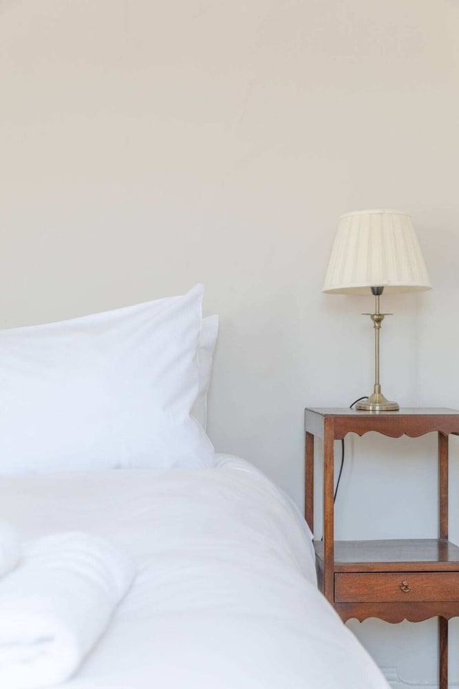 Фото Charming 2 Bedroom Home in West London