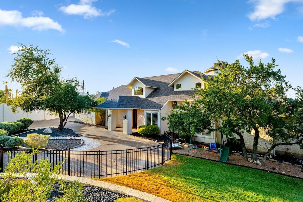 Фото Hillside Infinity Pool Retreat
