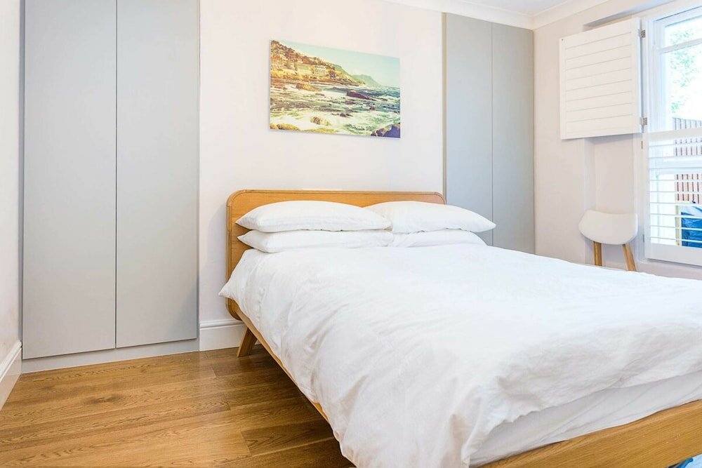 Фото Beautifully Styled, Modern Apartment With Garden