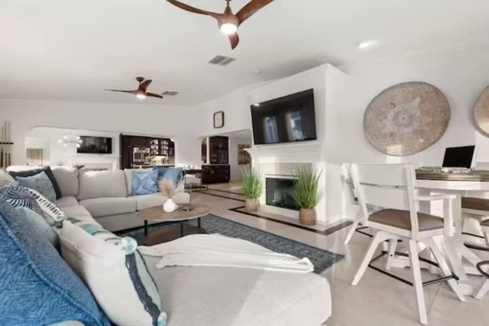 Фото Experience The Ultimate in Luxury Living