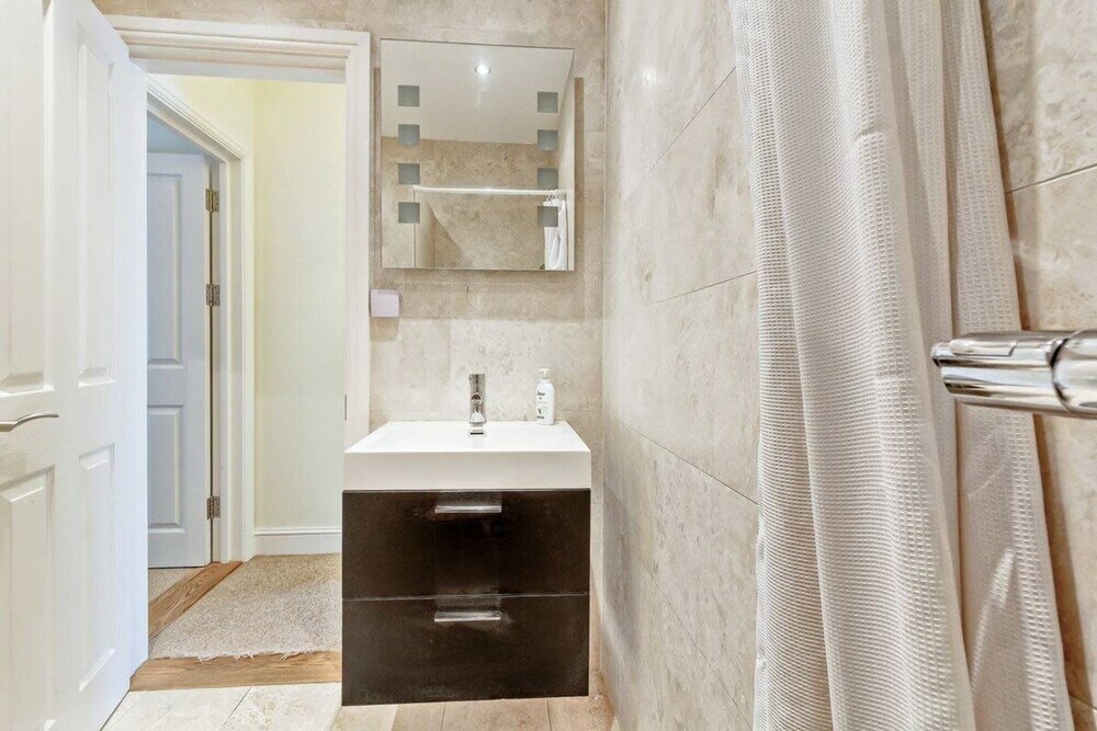 Фото Stylish and Bright 3 Bedroom Duplex in North London