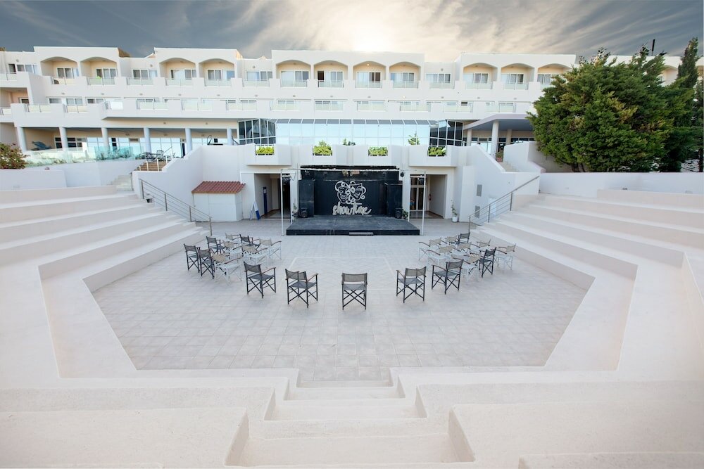 Фото Sovereign Beach Hotel - All Inclusive