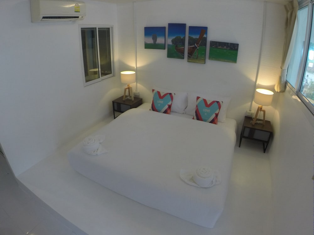 Фото At We Patong Guest House