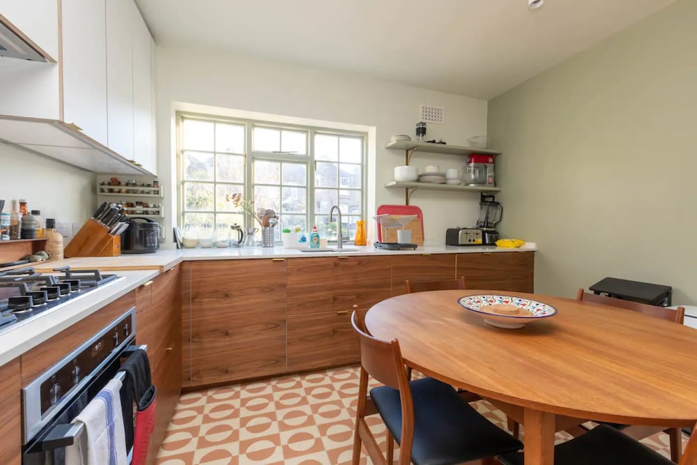 Фото Spacious and Bright 2 Bedroom Flat in Kentish Town
