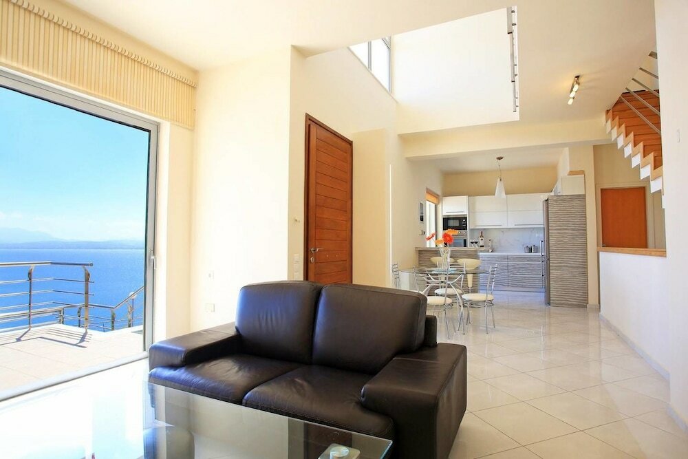 Фото Seafront home 4' walk to private beach