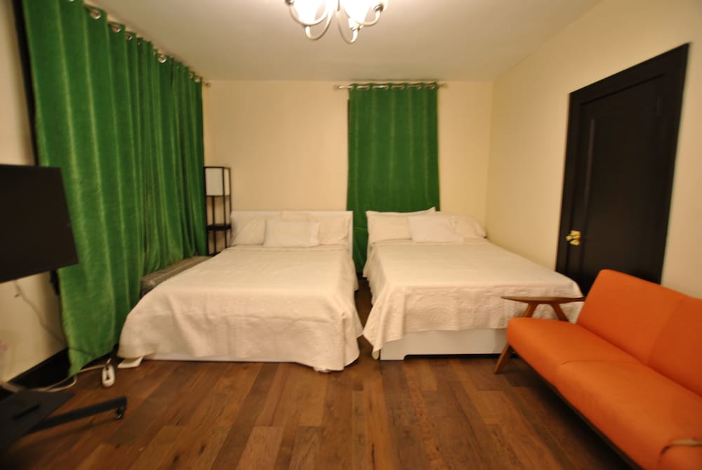 Фото Newark Hansbury Multi Level House