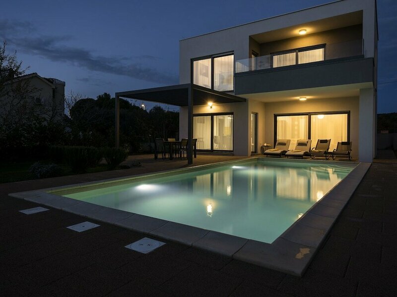 Гостиница Swanky Villa in Turanj With Private Swimming Pool