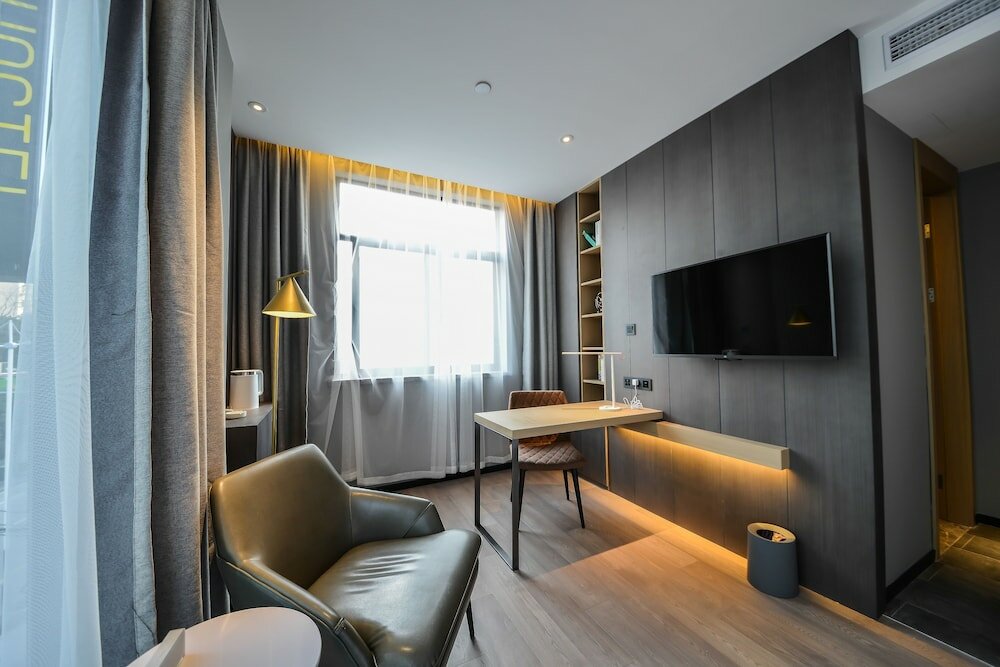 Фото Miju House Gubei-a small white building beside Shanghai oil painting sculpture institute