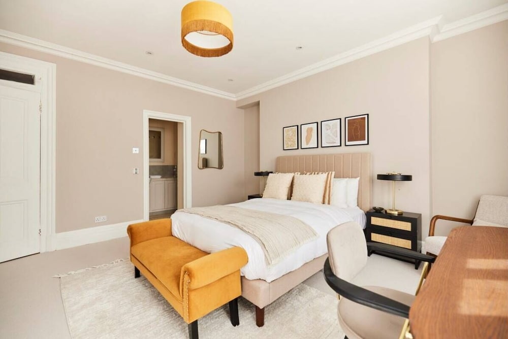 Фото The Hyde Park Mansion Place - Lovely 3bdr Flat