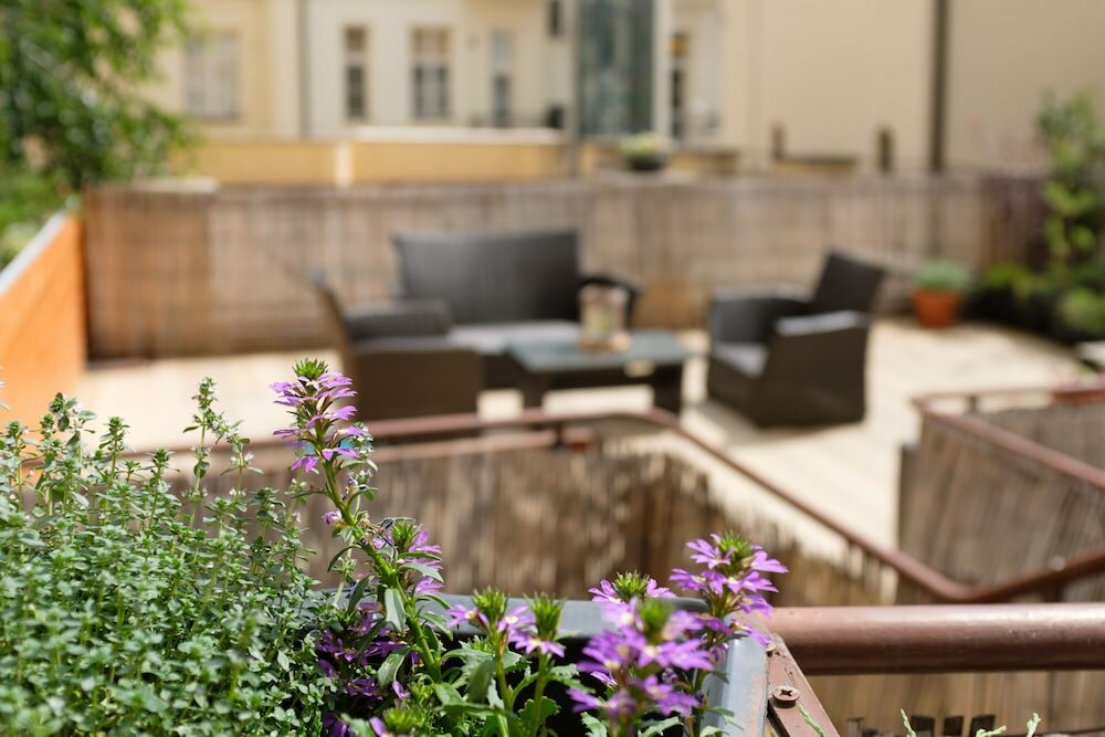 Фото Mordecai Twelve Apartments by Adrez Living