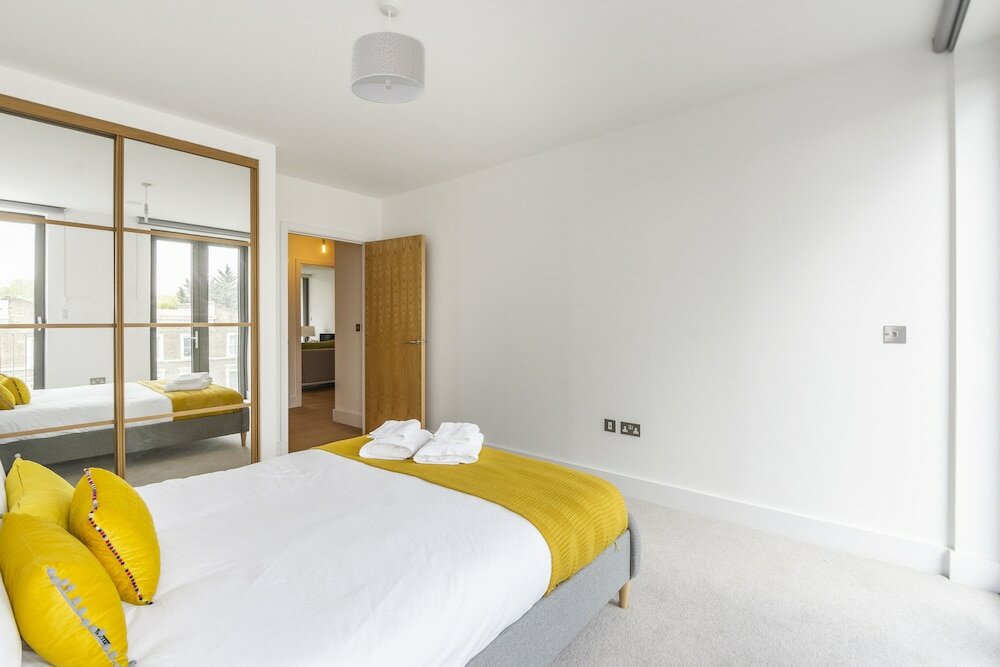 Фото Stunning Brand New Westminster Apartment