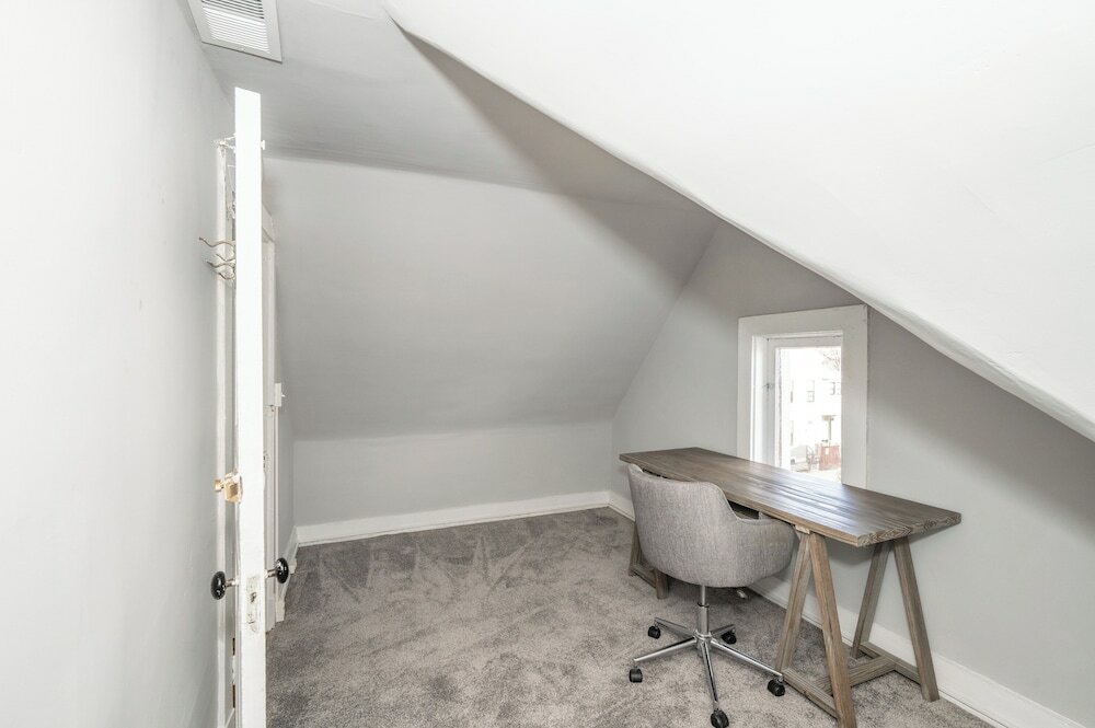 Фото Suites on Main 3