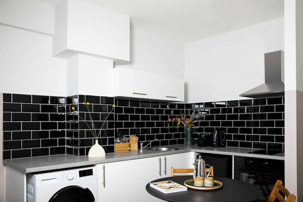 Фото Bob W Commercial House