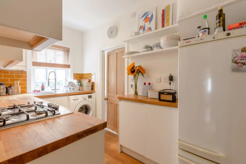 Фото Newly Renovated 2 Bedroom Apartment in Earlsfield With Garden