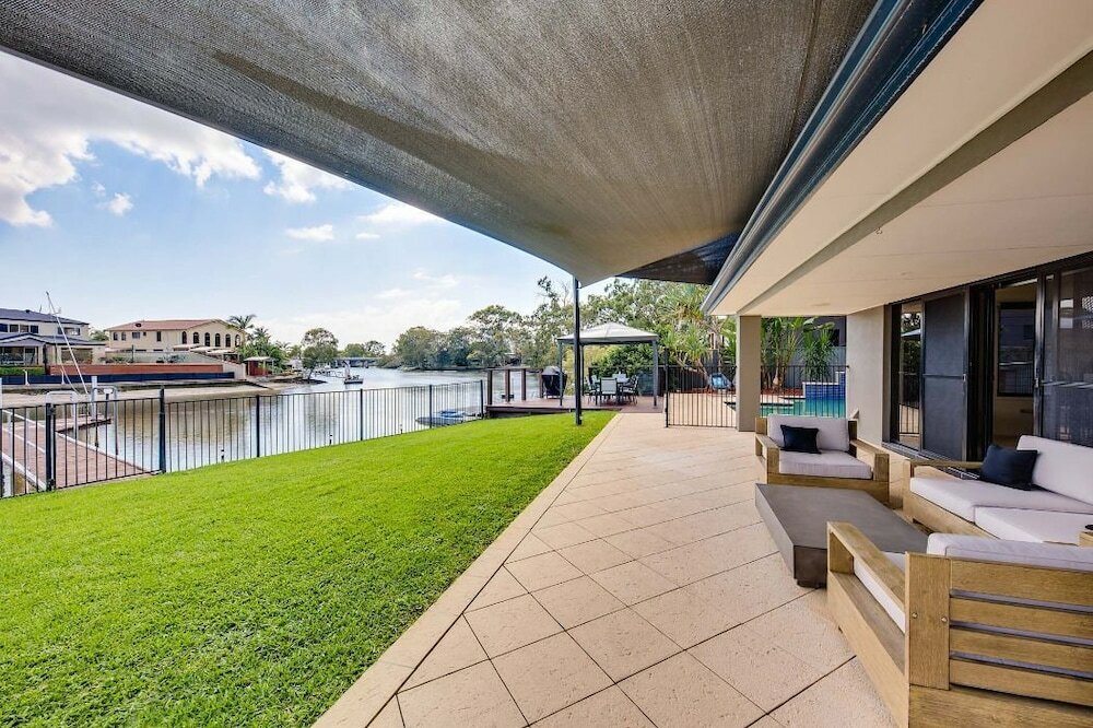 Фото Gold Coast Stunning Waterfront Retreat by Hostrelax