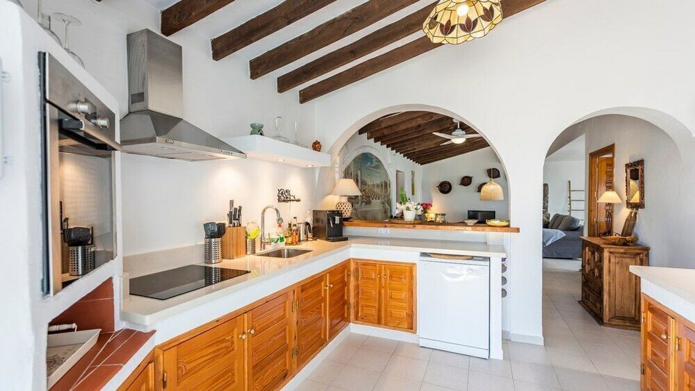 Фото Private, Bright, Spacious House with Pool & Hot Tub