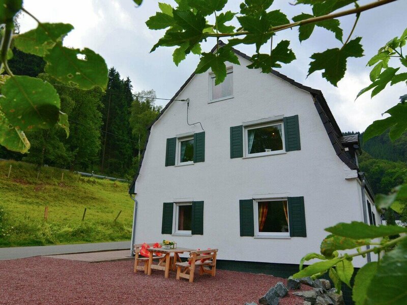 Апартаменты Inviting Apartment in Elpe With Garden