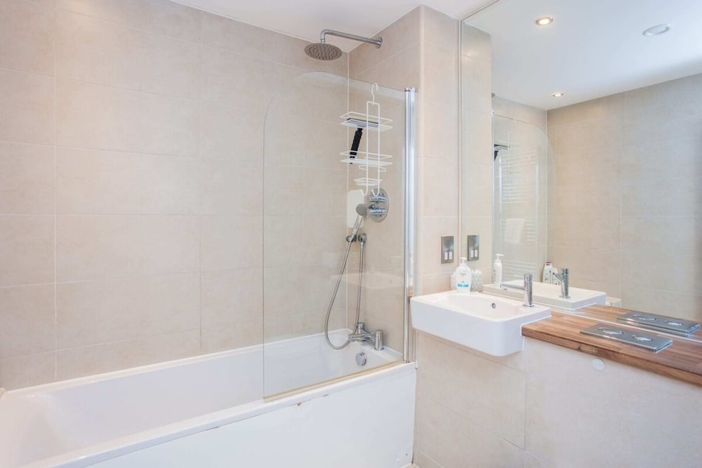 Фото Stunning Modern 1 Bedroom Apartment Near Canary Wharf