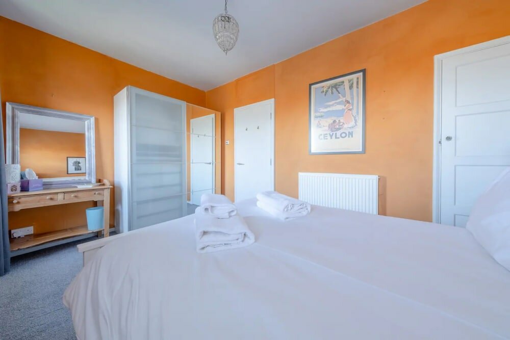 Фото Spacious 2 Bedroom Flat in Clapham With Balcony