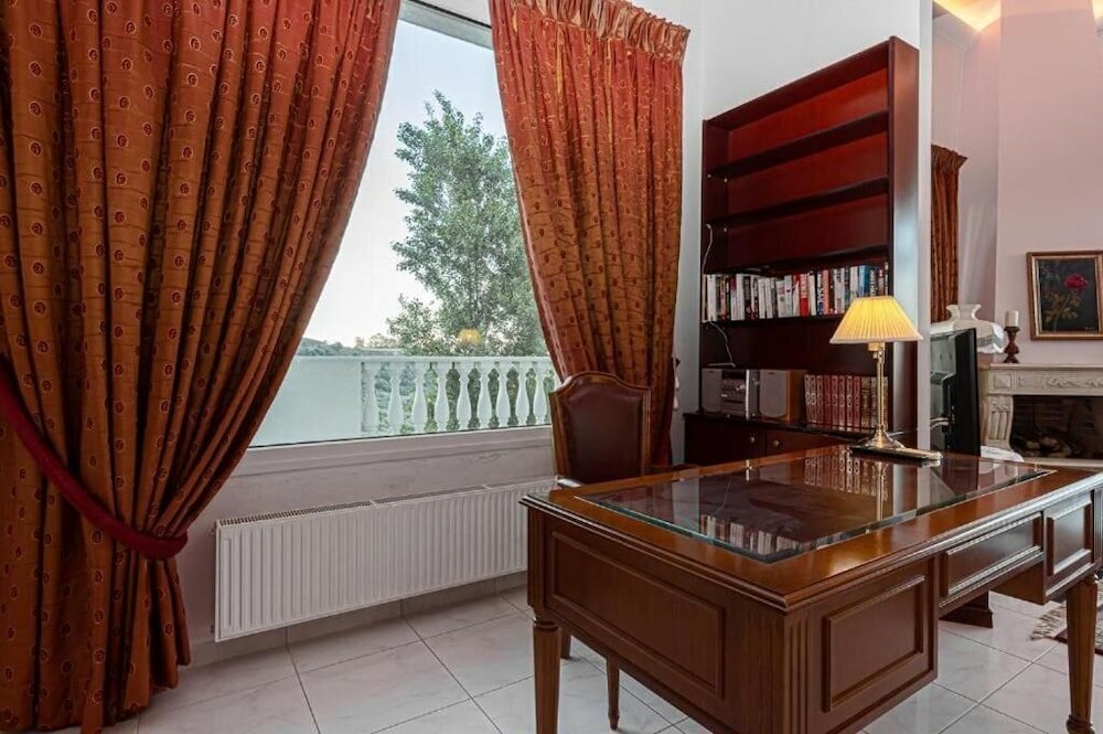 Фото Rafkos Hill Mansion