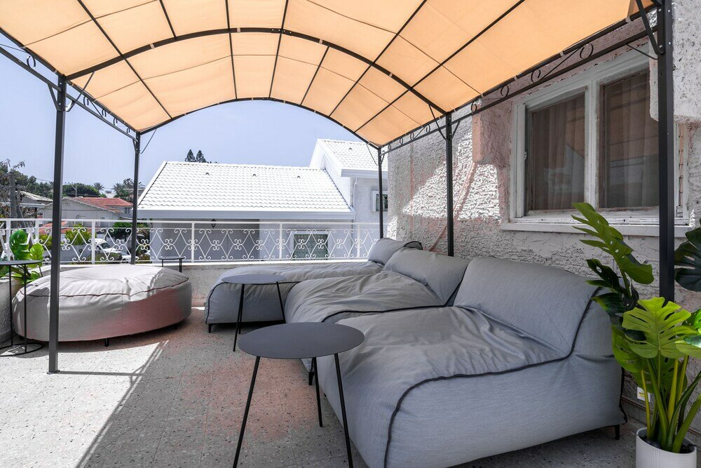 Фото Spacious 4bd House w Pool in Hezliya