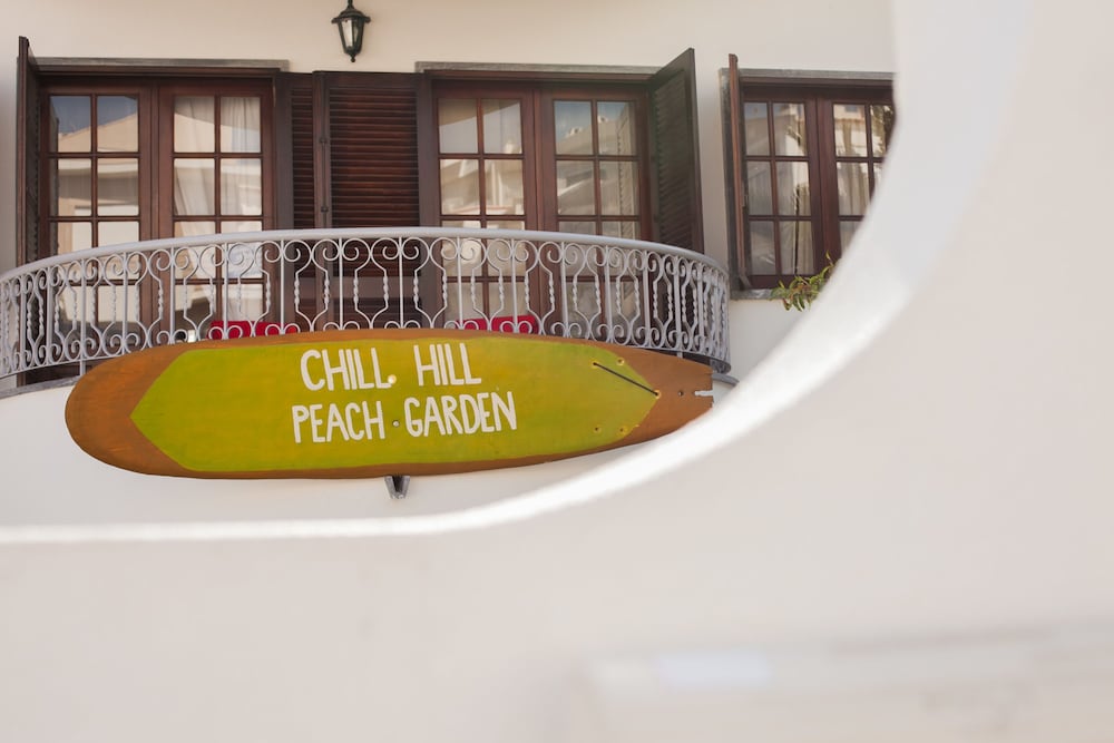 Фото Ericeira Chill Hill Hostel & Private Rooms - Peach Garden