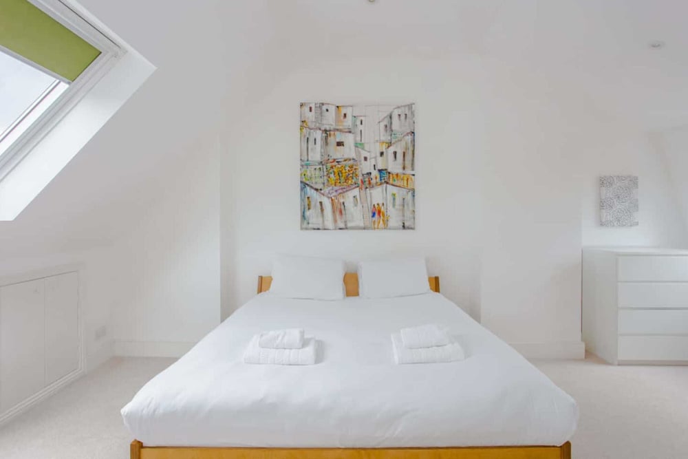 Фото Bright and Airy 3 Bedroom Maisonette in South London