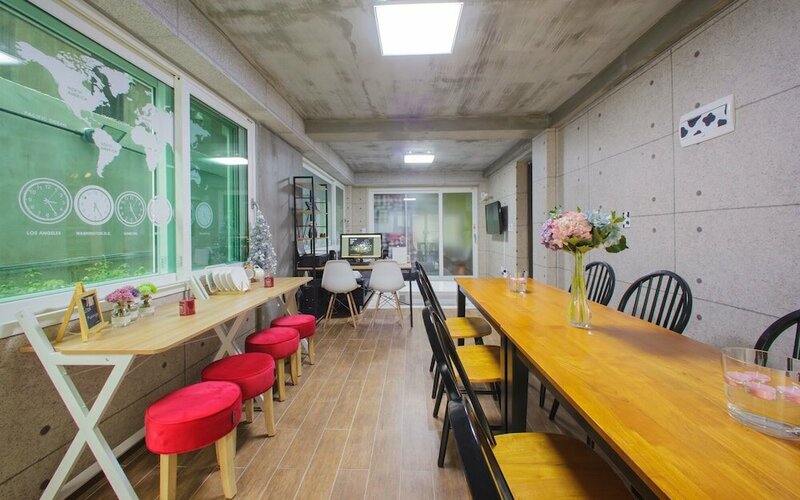 Гостиница Kw Hongdae Line Hostel в Сеуле