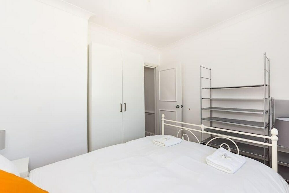 Фото Bright stylish Nott Hill apart sleeps 6