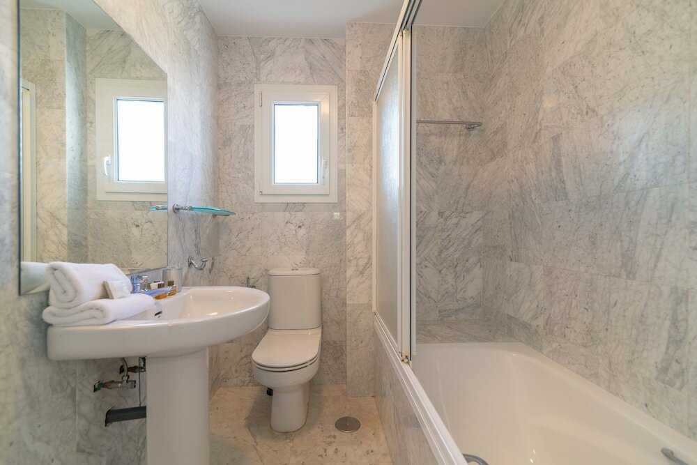 Фото Whispering Palms Apartment