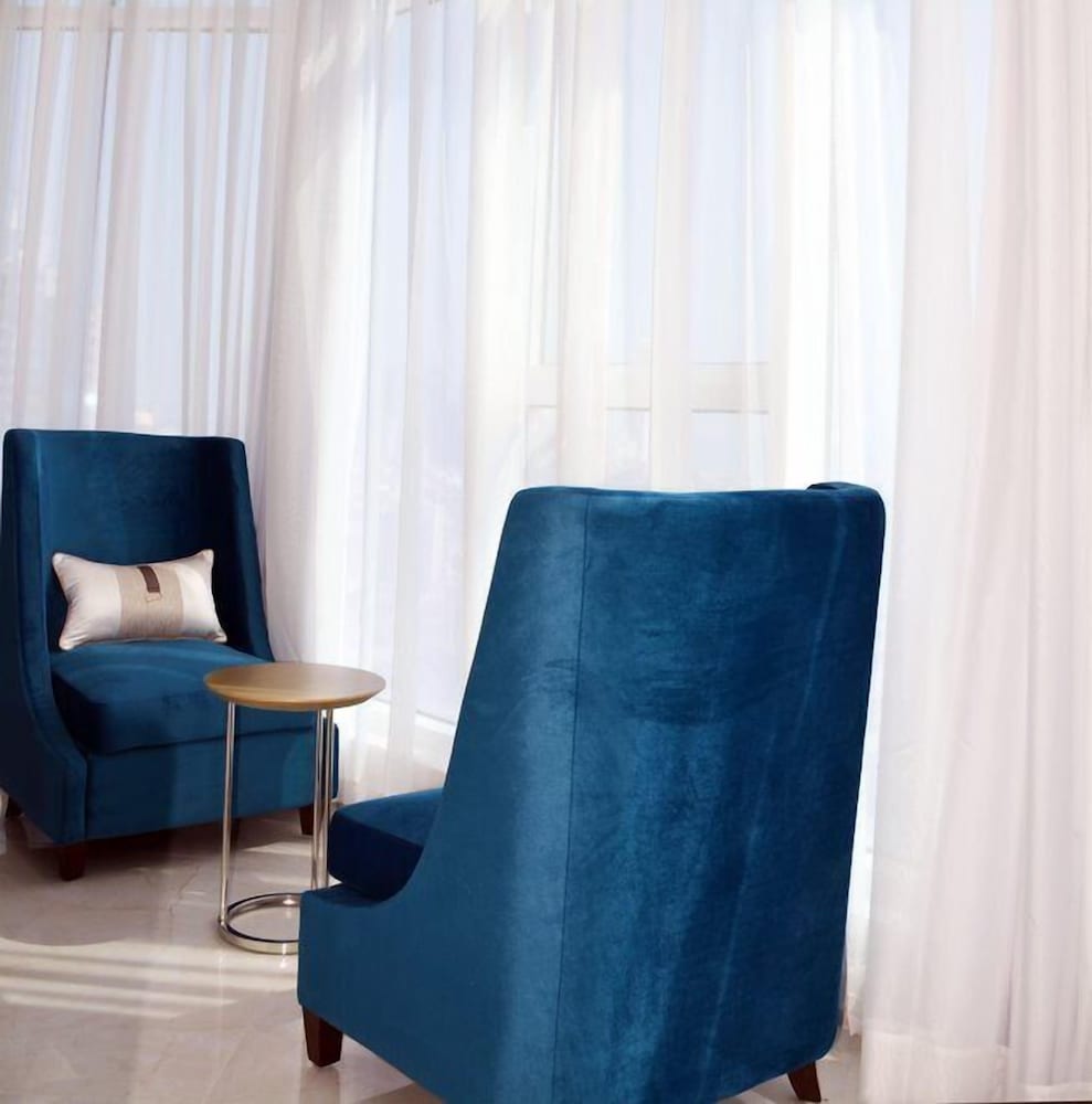 Фото The Lodge Suites